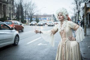 На заглавной фотке, показалось что это мужик переодетый  И даже знаю, на кого похож