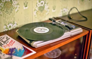 Этот прибор-приставка. Собственных динамиков не имела, надо было цеплять к другому агрегату. Любили раньше такие делать, и проигрыватели и магнитофоны были.:)