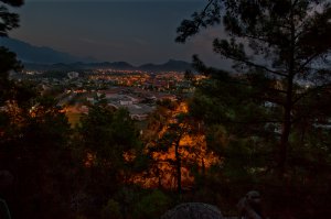 А я только приехал. Фото были сделаны днём. Но с девушкой я пошёл в этот отель после заката солнца. Как она потом призналась - большего кошмара она не видела в этой жизни. Прогулка по кладбищу в полночь - детская забава. Фото сделанное с верхней площадки вечером: