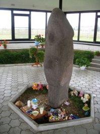 в аскизском районе установили каменную бабу к которой теперь приходят и туристы и всякие верующие в шаманизм.   недалеко расположили юрты и там есть скот.  таких улусов теперь несколько . посмотрите в поисковике. Улуг Хуртуях-Тас (Анхаковский муниципальный музей )