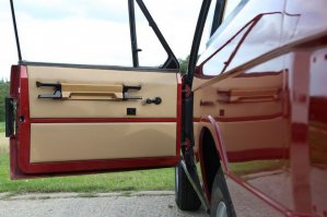 что делают четыре ручки на дверце? зачем столько??? 
его так от одной открытой калитки перекособочило???

а машинка-то знатная!