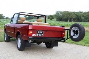 что делают четыре ручки на дверце? зачем столько??? 
его так от одной открытой калитки перекособочило???

а машинка-то знатная!