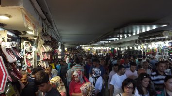 Время - 7-45. Месяц - сентябрь. Место - подземный переход в центре города. Стамбул и Омск.