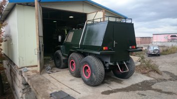 Про ДВФУ, конечно, понравилось. Чего во Владивостоке только не увидишь... Вот во дворовых гаражах пацаны гайки крутят.