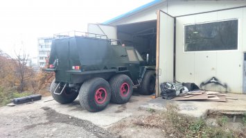 Про ДВФУ, конечно, понравилось. Чего во Владивостоке только не увидишь... Вот во дворовых гаражах пацаны гайки крутят.