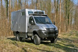 ...для умников предлагающих заработать на кемпер - вот такой на базе Ивеко Дейли 4х4, начинается от 100 000 евров. Это грубо 7 000 000 руб. т.е. если год не есть, не покупать одежду, ребенка сдать в детдом, а жену отправить к маме, то зарплата должна быть  583 333 руб. в месяц. Берем среднюю зарплату по России 30 000 руб. При тех же условиях относительно жены, детей и еды, получаем что на такой кемпер россиянин заработает через 233 года!!!!