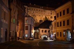 как будто из мира фантастики или город с другой планеты в котором живут роботы, неуютно, а может просто не привычно.
Я люблю вот такие города как например Крумлов, теплые, маленькие и с глубокой историей