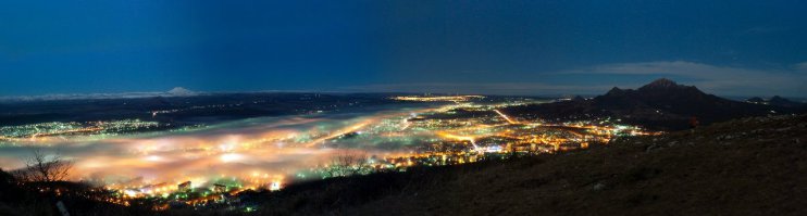 Пятигорск с горы Машук (Ставропольский край) (в панораму попали горы: Эльбрус, Бештау, Змейка и др)