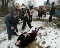 Жители саратовского села спасают водку
