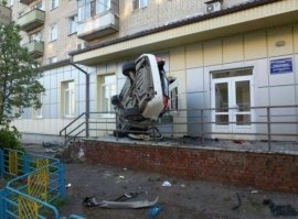 Курил себе такой на балконе... Поскользнулся и свалился вниз...
