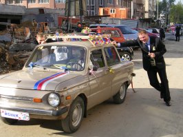 Ну ХЗ, кортеж был из мерсов, бех и т.д., но гайцы такой машине перекрывали дорогу. От смеха. И прикол в другом- это не постановка, реально пришлось толкать.