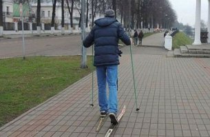 стоит на асфальте в лыжи обутый то-ли лыжи ни едут то-ли он е.б.а.н.у.т.ы.й
