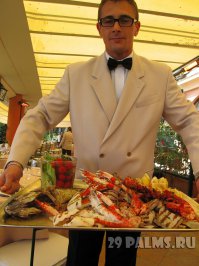 А это местный обед... :) Точнее одно из блюд...