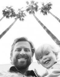 если кому то еще стало интересно, как у детей папа выглядит,то достаточно неплохо, как и мама, вот, делюсь: