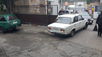 1) на фото ЗАЗ 1103 "Славута" (Таврия - седан) 2) Как ты определил, что на фото ВАЗ 21013 а не 21011? :)