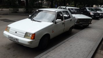 1) на фото ЗАЗ 1103 "Славута" (Таврия - седан) 2) Как ты определил, что на фото ВАЗ 21013 а не 21011? :)