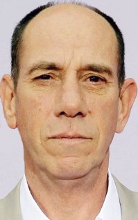 А как же такие актёры как Ронни Кокс, Мигель Феррер, Рэй Уайз?? Лень было делать?