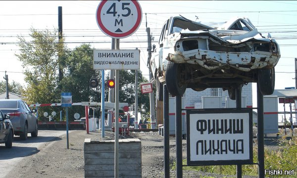 А по-моему нужно оставить. Я сам невольно замечая могилки на трассе сбавляю скорость и еду более внимательнее. Часто встречал вот такие напоминалки: