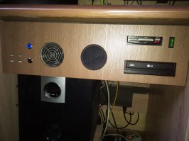 под шумок своим системником похвастаюсь:) есть недочеты, но в целом получилось нормально и главное железу комфортно по температуре. Процесс производства не снимал, поэтому вышло, как про сову:)