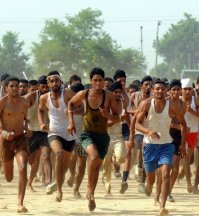 Судя по фотке, там над воротами военкомата объявление висит:
"Первые десять тысяч голодранцев, успевших добежать до столов медкомиссии, получают службу: бесплатную одежду, обувь, трехразовую кормёжку и крышу над головой. Остальные могут смело разворачиваться, и идти обратно - вылавливать себе на ужин объедки из Ганга!"