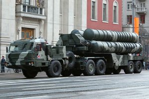 ЗРК С-350 «Витязь» — российский зенитный ракетный комплекс средней дальности. 
Ракеты разные....
«Триумф» С-400 — российская зенитная ракетная система большой и средней дальности