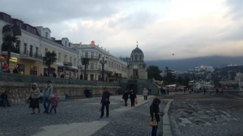 Ну так Крым блокирован боевыми бурятами, туда свозят только бюджетников и то силой. 

Если серьезно, погода была +10 и я старался, чтобы народ не лез в кадр, тем не менее, даже в такую погоду, народу достаточно, не переживайте.