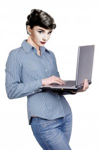 КАК МОЖНО БЫЛО К ОДРИ ХЕПБЕРН ПРИДЕЛАТЬ ТАКУЮ ТОЛСЬТУЮ ШЕЮ????????????