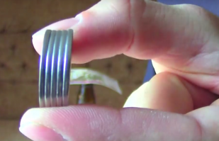 А сверху покладите стопку монет ....