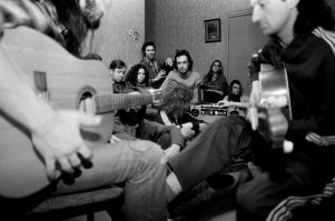 Справа - Боно?