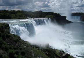 А чего их стирать, натянул на Ниагарском водопаде, и выше по течению слил в воду 20 тонн мыльного раствора в перемешку с Тайдом, и всё.. "Тётя Ася - приехала."
Рыбкам конечно это не понравится, но стирка есть стирка.