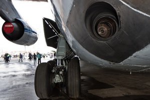 Ил 76
C-130
Ан-12
так же практически у все военных транспортников она в "пантоне" шасси