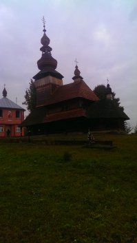Там же, в Сваляве. церковь 15 века! Без ЕДИНОГО гвоздя! В середине все как в старом фильме про Вия :) но все в оригинале!