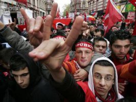 """ручная сборка корейцев и ручная сборка немцев, как говорят евреи - это две большие разницы."""

А вот и немецкие слесаря-сборщики. Качества - самий люччий!