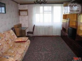 Очередные дебильные советы, которые ни к чему не годны. Типовая маленькая квартира в наших домах выглядит примерно вот так. О каких выдвижных шкафах, низких диванах, шторках-перегородках может идти речь. Если в такой квартиренке приходится жить семье, то поверьте, ничего не поможет, все равно все барахло будет лежать, висеть, стоять во всех возможных местах.