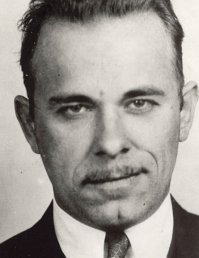 "Я могу стать миллионером за две минуты. А почему не за пять?
Потому что за пять минут приезжает полиция".

Джон Диллинджер