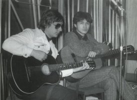 Автор мудак! - это не Цой на квартирнике! А Миша Науменко притащил Цоя с собой на квартирник. Майк очень много сделал для Цоя, если кто не знает... Так сказать был его бесплатным продюсером до Айзеншпи́са.