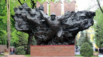 Велика Россия,а отступать некуда, позади Москва.
Нашему алмаатинцу, политруку панфиловской дивизии Василию Клочкову!