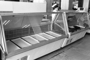 Время ужасного дефицита,у нас в магазинах на полках стояли только манералка 0,5 пирамидами и морская капуста...,но бывало и такое как на фото(((