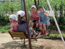 на таких всё детство качались и ничего , современным детишкам руки бы поотрубало