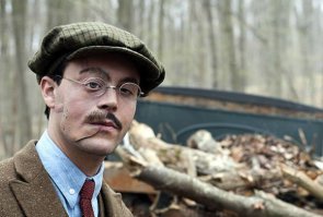 Классный сериал про бутлегеров "Подпольная империя". У киллера такое же лицо было.