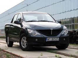 Ниссан Куб и Тойота ББ ну никак не уродливые. Необычные, да, но не уродливые. 
Вот эти чудища и то страшнее: