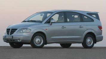 Ниссан Куб и Тойота ББ ну никак не уродливые. Необычные, да, но не уродливые. 
Вот эти чудища и то страшнее: