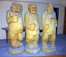 Хелиос УК.Пропитка с содержанием воска.Хороший выбор палитр и не выгорает на солне.Работаю с ним лет 10.