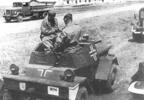 Гальдер в своём дневнике, в 1940 году писал о 4000+ бронеобъектов полученных в виде трофеев во Франции. И ещё были трофеи с Бельгии, Дании, Голландии, Норвегии, Югославии, Греции и даже Англии.
1. Трофейный британский бронеавтомобиль Daimler Dingo Mk I на службе в Вермахте. Восточный фронт, 1942 год
2. 10 5-мм самоходная гаубица leFH 16 на шасси трофейного английского легкого танка Vickers Mk VI
3. Трофейный крейсерский танк Mk IVA замыкает колонку 100-го огнеметного танкового батальона. Восточный фронт, лето 1941 года