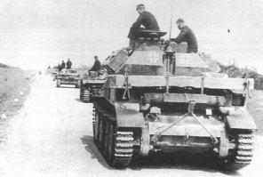 Гальдер в своём дневнике, в 1940 году писал о 4000+ бронеобъектов полученных в виде трофеев во Франции. И ещё были трофеи с Бельгии, Дании, Голландии, Норвегии, Югославии, Греции и даже Англии.
1. Трофейный британский бронеавтомобиль Daimler Dingo Mk I на службе в Вермахте. Восточный фронт, 1942 год
2. 10 5-мм самоходная гаубица leFH 16 на шасси трофейного английского легкого танка Vickers Mk VI
3. Трофейный крейсерский танк Mk IVA замыкает колонку 100-го огнеметного танкового батальона. Восточный фронт, лето 1941 года