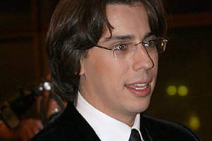 На Галкина пофиг, но - в 91 году ему ЕСЛИЧО было уже 15, а Летову 27, и про колготки явный перебор.
Да и чел на этого юмориста похож очень некисло. :)