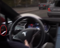 Рука была на подлокотнике, во время подруливания он показывает пальцем