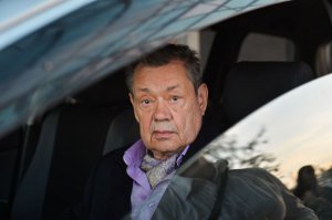 Тут на Арни Похож