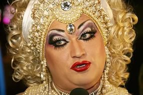 Урсула похожа один в один на этого "пожилую даму".