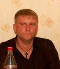 У него нет имени,
Нету и фамилии,
Белые кроссовки,
На штанах три линии,
Кожанная курточка,
И в карманах руки,
Рот не улыбается,
.Заебали. суки!
